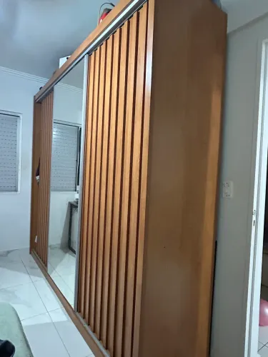 Armário / Guarda roupa de madeira