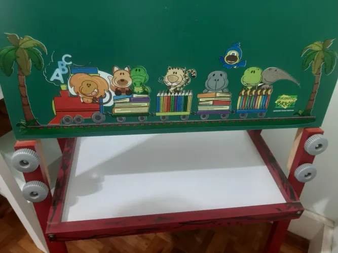 Quadro dupla face. Tela verde para giz.  Tela branca para pincel. Base em "cavalete". 