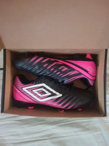 Chuteira umbro fifty V