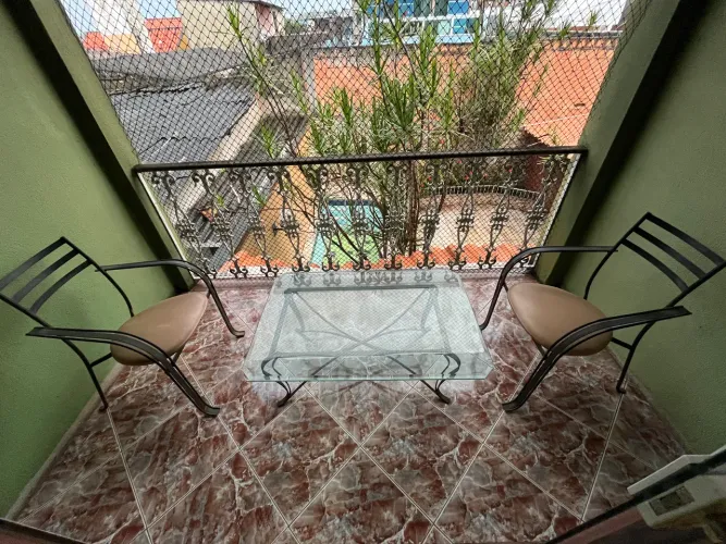 Cadeiras de ferro e mesa de ferro