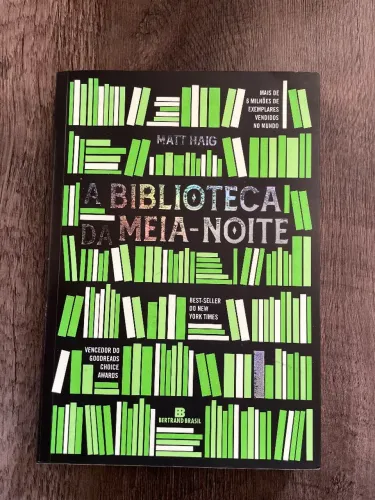 Livro A Biblioteca da Meia-noite em ótimo estado de conservação