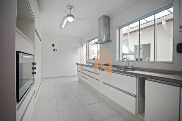 Casa residencial em Moema com 3 suítes, uma master com closet e elevador