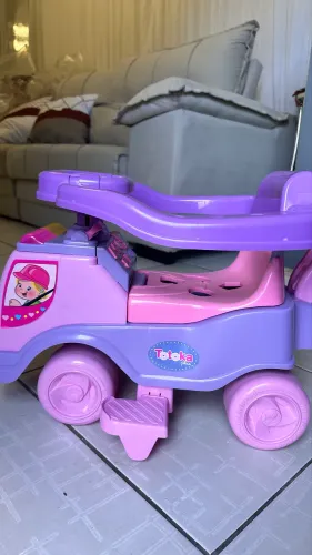 Quadriciclo infantil toca música 