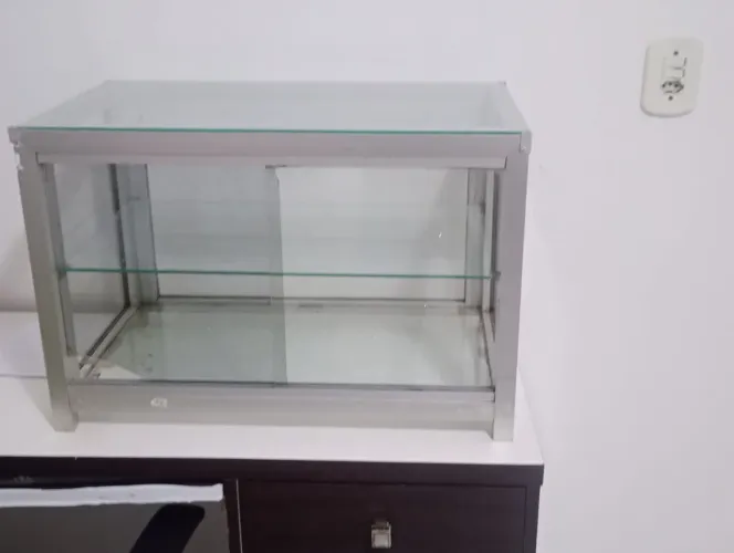 Vende-se uma vitrine para salgados