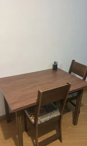 Mesa de madeira com duas cadeiras