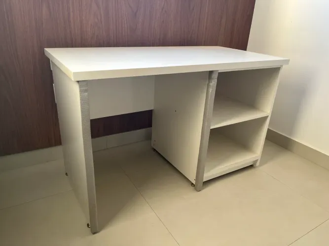 Mesa de Estudos em MDF Branco 1,20m - Excelente Estado