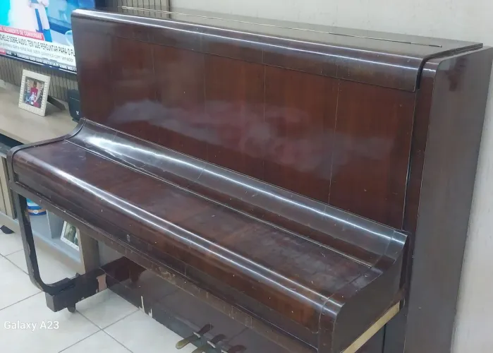 Piano tipo armário/ usado.
