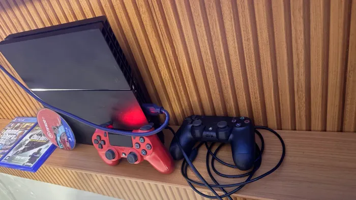 PS4 - 500 gb - 2 controles + 3 jogos