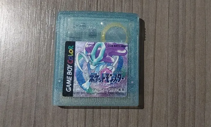 cartucho original japonês de Pokémon Crystal para Game Boy Color.