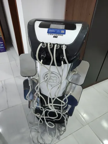 Criodermis 2.0 máquina para criolipose com 6 placas de bordas infinitas, sendo 4G e 2M.