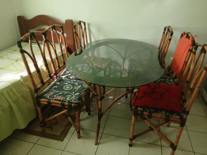 Mesa com 6 cadeiras