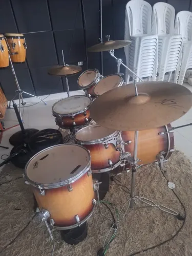Bateria com pratos e Microfone De Bumbo Bateria Surdo Amplificador Kmd120