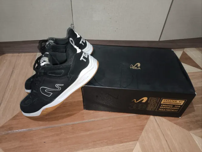 Tesla nine preto