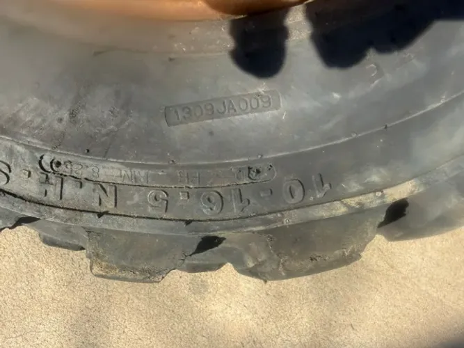 Estepe 10 x 16,5 Roda mini-retroescavadeira JCB 1CX p/n 245/23300