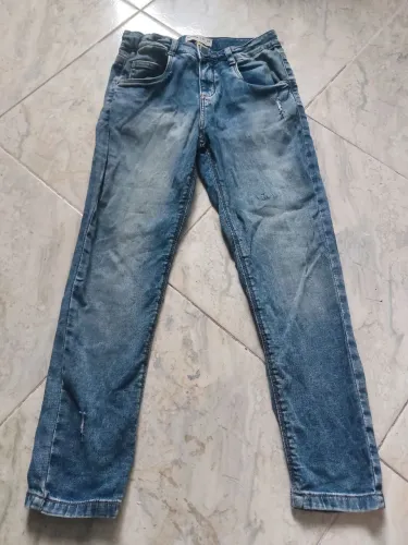 Calça jeans infantil.