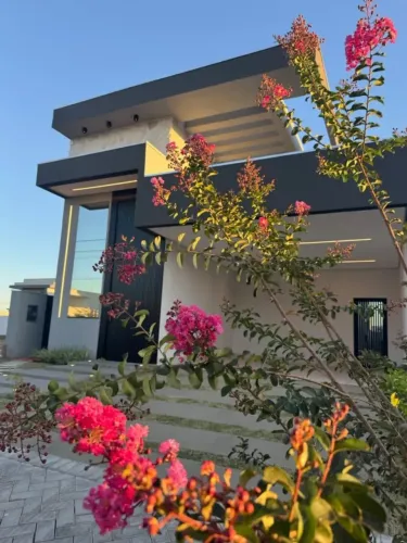 Vende-se / aluga-se casa térrea semimobiliado no Cond. Florais do Parque no bairro Jd. Itá