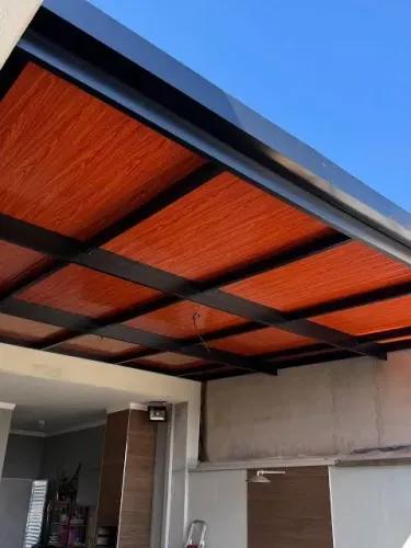 Cobertura metálica com telha sanduíche bonita, resistente e feita pra durar.