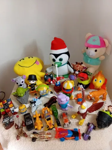 Lote de Hot weels,  pelúcias e miniaturas colecionáveis. 