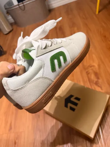 Tênis ETNIES Cresta, tamanho 39/40, NOVO COM CAIXA
