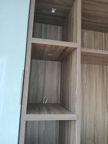 Vendo estante de madeira com leds, por motivos de reforma 