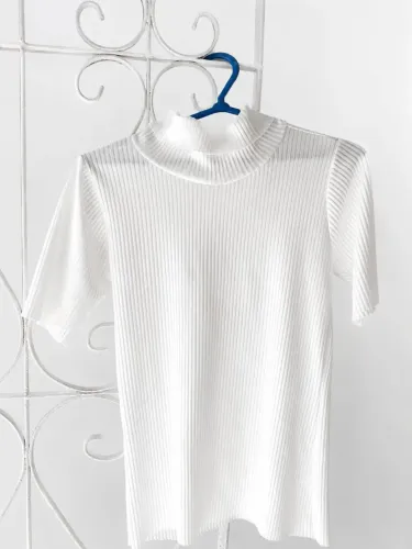 Blusa branca gola alta