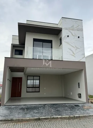 Casa com 3 quartos em condomínio com lazer e acabamento de alto padrão