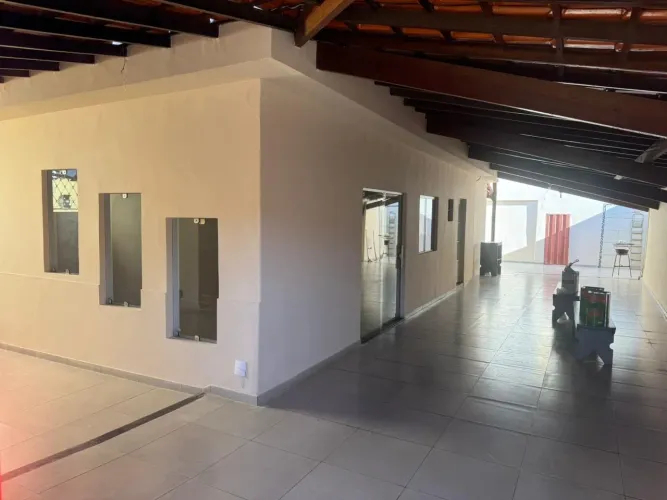 Alugo casa de 03 quartos e garagem pra 5 carros