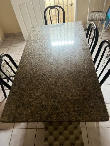 Conjunto de mesa e cadeiras 