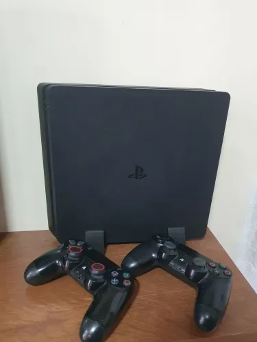 Playstation 4 slim de 1 tera com 2 controles originais e caixa.