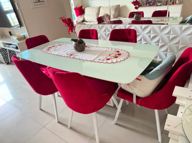 Mesa de vidro branca com 6 cadeiras