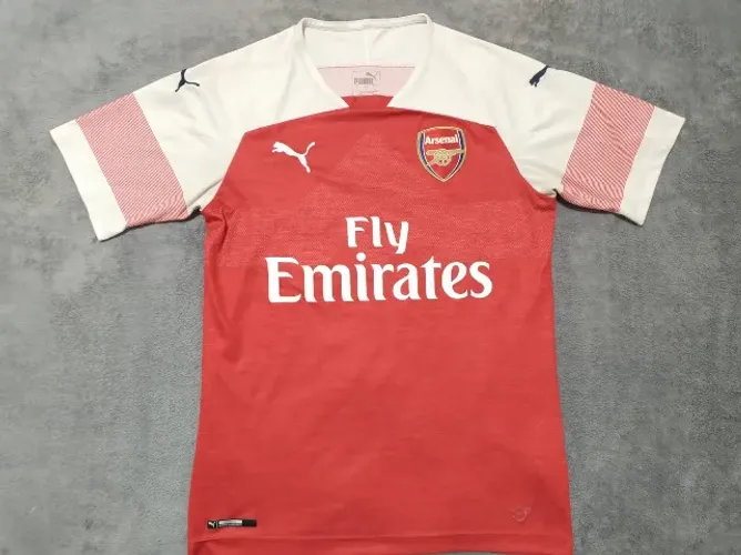 Camisa Oficial Arsenal (Inglaterra) Puma 2018-2019, #9 (Lacazette), tamanho P (49x69cm).  