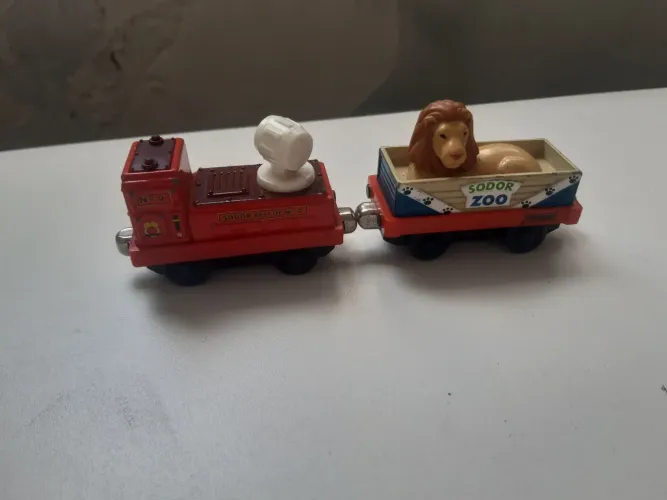 Vagões Thomas e seus amigos luz e som, leão e lanterna