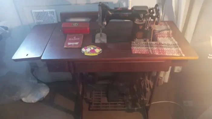 Maquina de costurar Marca Oliva antiga Fabricada em Portugal