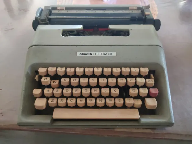 Máquina de escrever Olivetti Lettera 35 usada