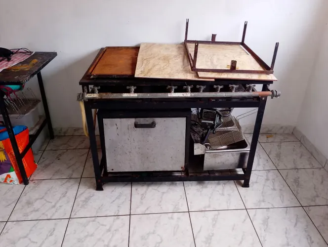 Fogão Industrial 4 Bocas com Chapa e Forno Tampa inox 55L Cristalaço
