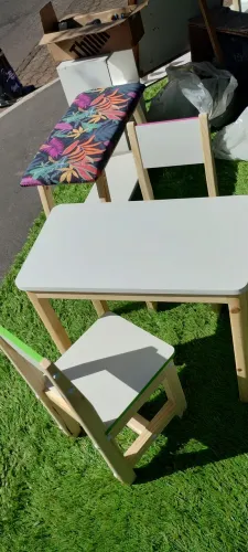 Jogo de mesinha infantil e duas cadeiras