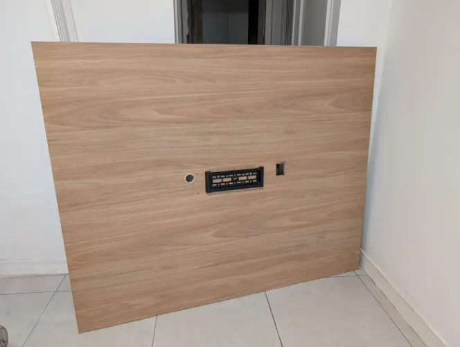 Painel com Suporte de TV, furo pra passagem de fios e tomada