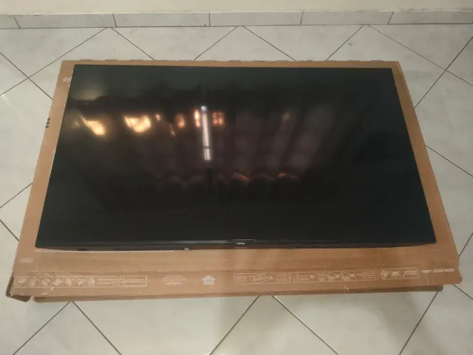 Tv Samsung 4k 50 " Crystal tu8000 com defeito