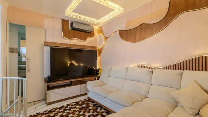 Cobertura à venda no Menino Deus com 97m² privativos, mobiliada, piscina e vista para o Gu