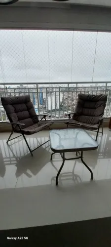 CONJUNTO DE 2 CADEIRAS DE DESCANSO + MESA DE APOIO