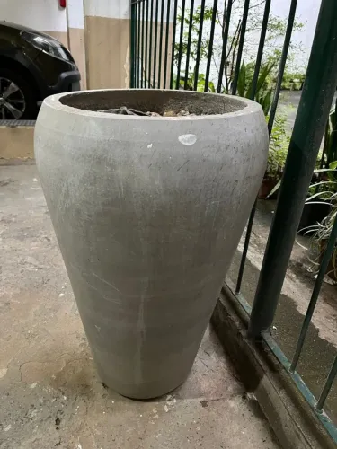 Vaso de plantas, grande, alto e em cimento cinza
