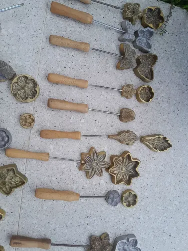 Moldes frisadores de flores e folhas em tecido 
