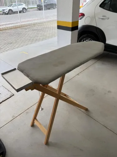 Tábua de passar roupa larga, robusta e extremamente firme, de excelente qualidade.