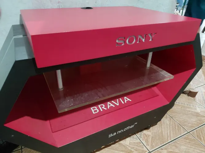 Rack / Móvel Expositor de TV Sony BRAVIA (Preto e Vermelho)