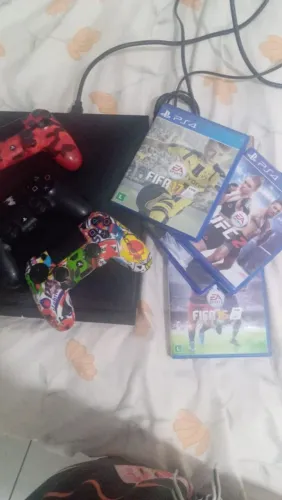 Ps4 500gb + 3 controle originais+ CDs fisico