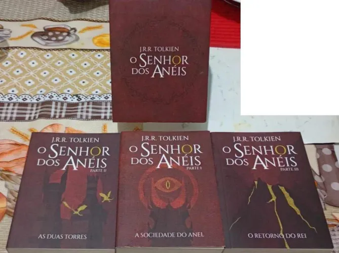 Vendo os três livros do senhor dos anéis J.R.R TOLKIEN - Ótimo para coleção!!!