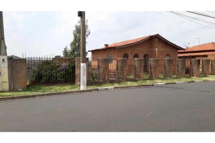Casa com Amplo Terreno e Vista Panorâmica em Serra Negra