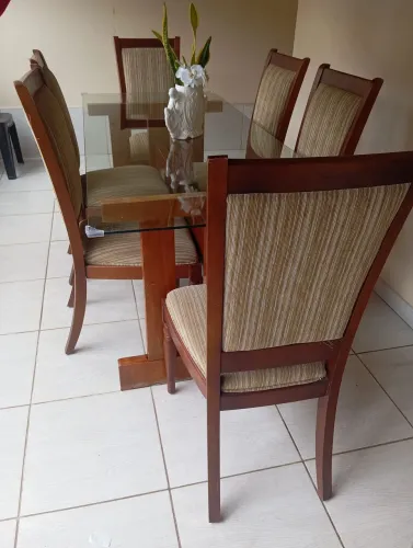 Mesa de madeira com 6 cadeiras 