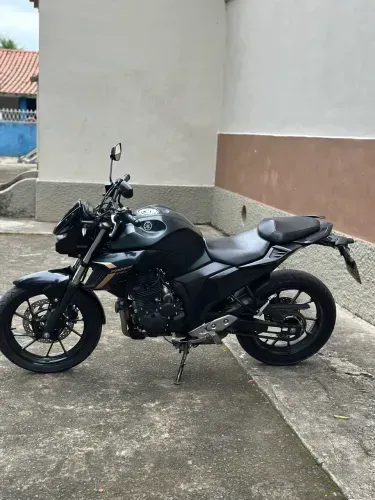 Moto YAMARA FZ25 PRETA