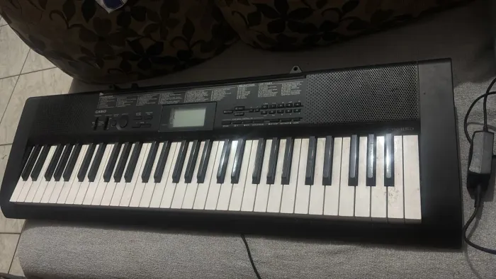 Teclado musical eletrônico portátil da Casio, modelo CTK-1150 de 61 teclas